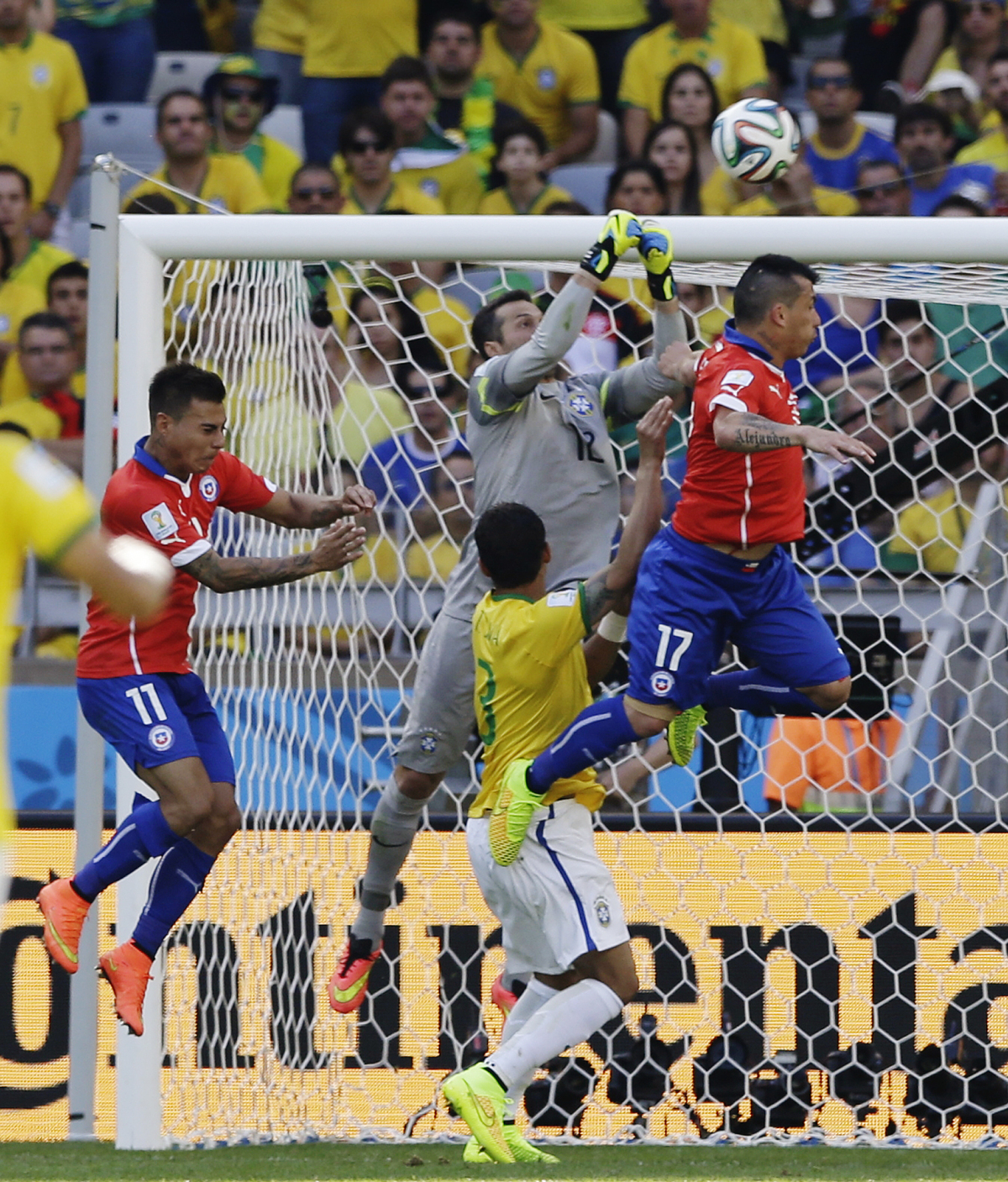 Julio Cesar, Gary Medel