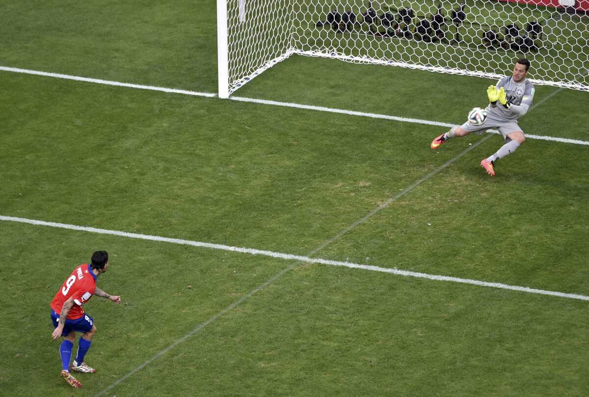 Julio Cesar, Mauricio Pinilla