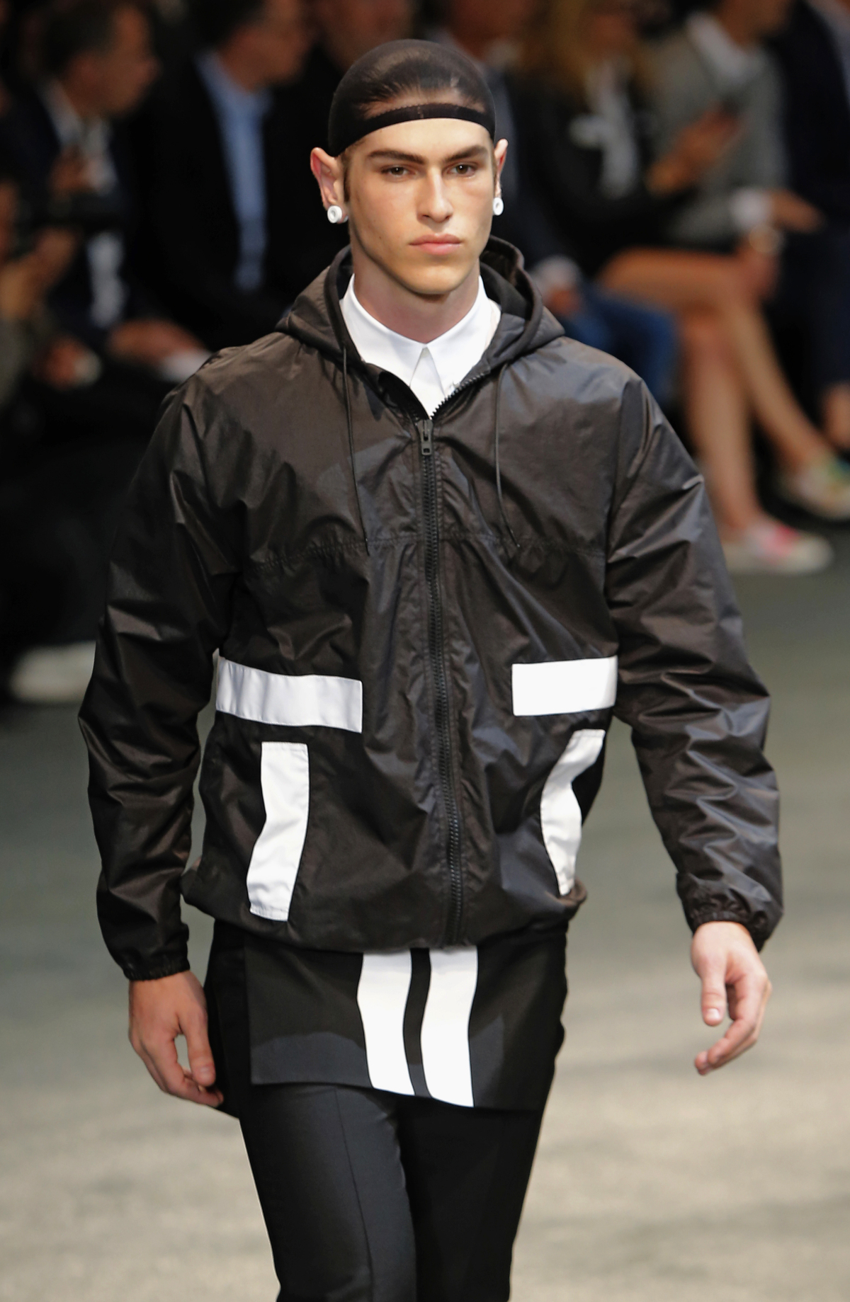 Manekýn v kreácii Givenchy na jar a leto 2015.