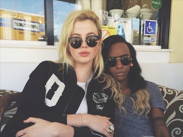 Modelka Ireland Baldwin (vľavo) a jej priateľka Angel Haze.  