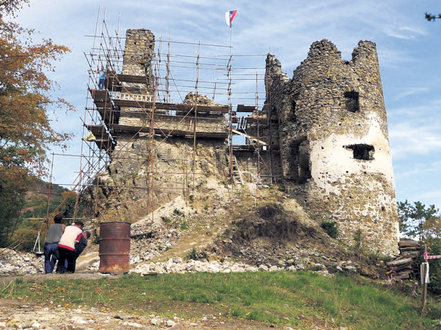 Revište, hrad, práca