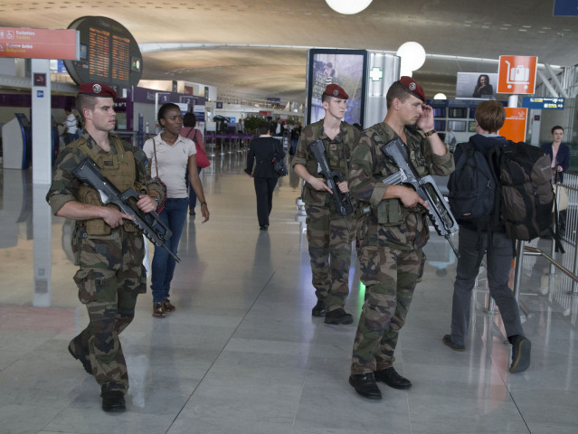 Francúzsko, letisko Charlesa de Gaulla, vojaci, polícia, kontroly,