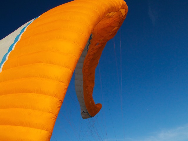 padák, nitra, barat, zobor, pyramída, výhľad, slnečno, počasie, pekné pocasie, paragliding, lietanie