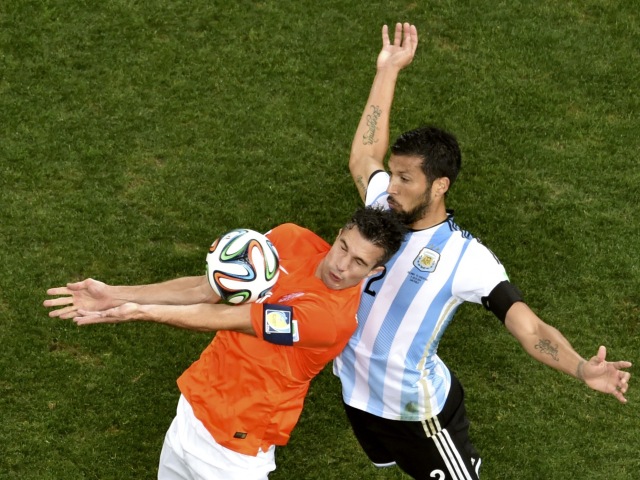 Robin van Persie, Ezequiel Garay,