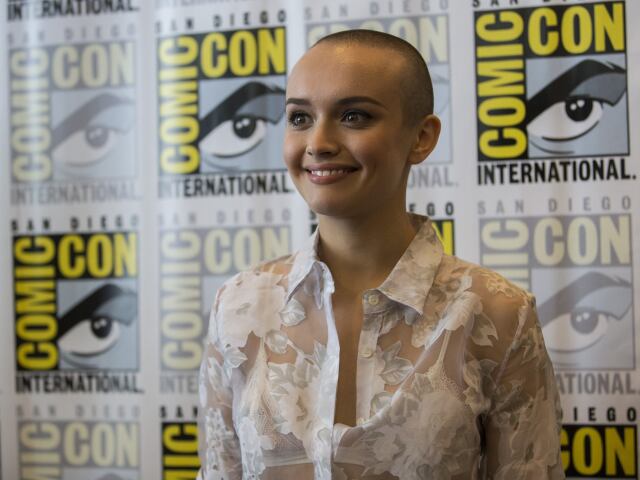 Herečka Olivia Cooke sa na filmovej konferencii Comic-Con International Convention predstavila s vyholenou hlavou. 