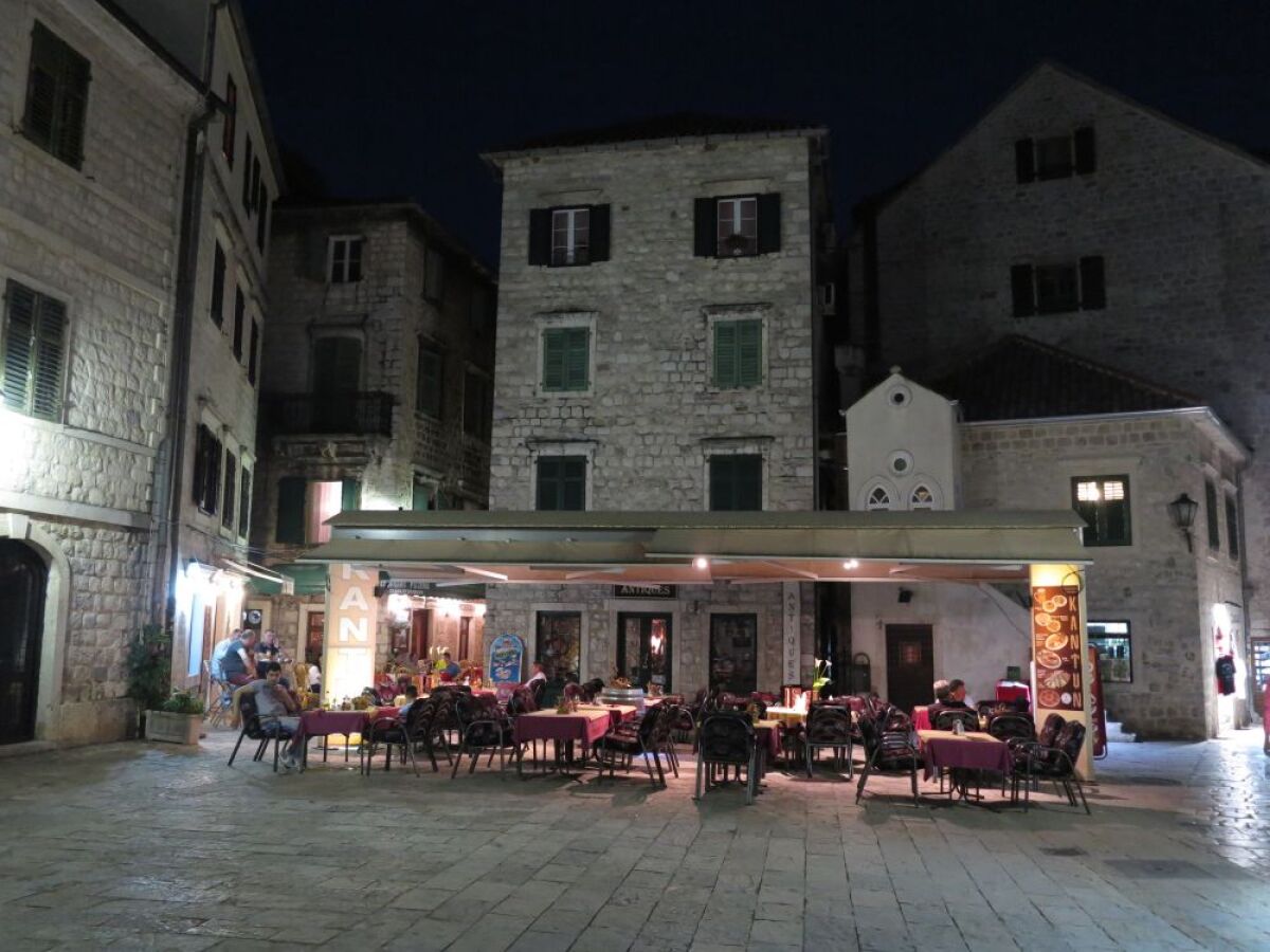 kaviareň, Kotor, Čierna Hora