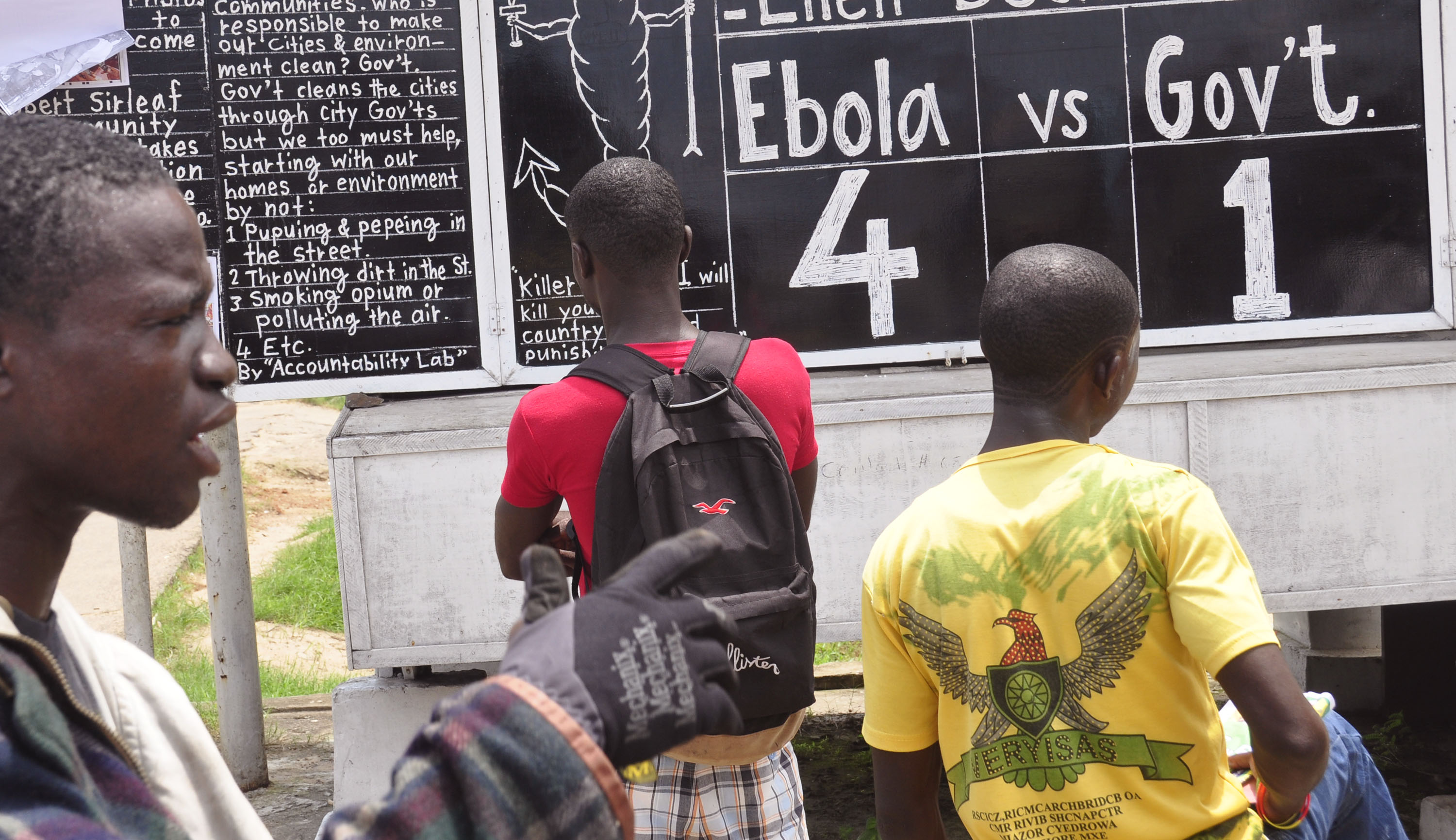 V Monrovii, hlavnom meste Libérie, čítajú ľudia o aktuálnom dianí v krajine vrátane smrtiaceho vírusu ebola. Podľa Úradu verejného zdravotníctva je riziko rozšírenia eboly na Slovensko málo pravdepodobné.