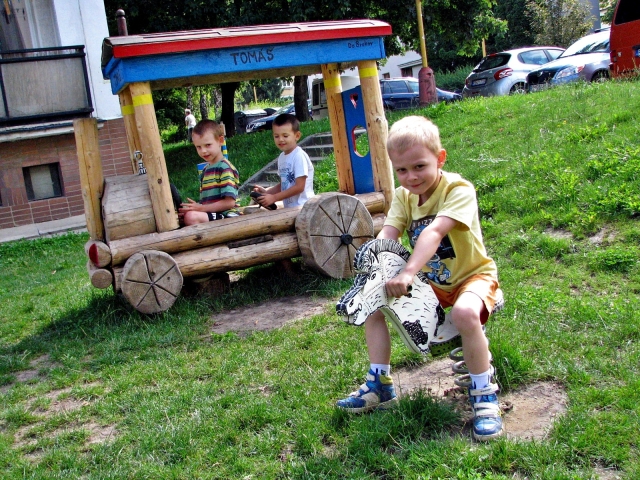 ihrisko, bytovka, detské ihrisko, deti