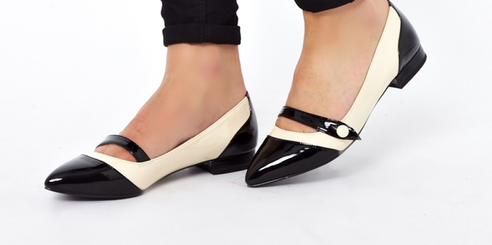 Model špicatých balerín značky Asos. 