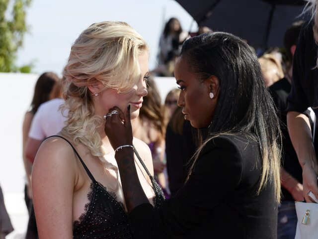 Ireland Baldwin (vľavo) so svojou priateľkou Angel Haze