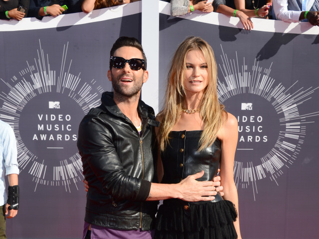 Spevák Adam Levine prišiel aj s manželkou - modelkou Behati Prinsloo.