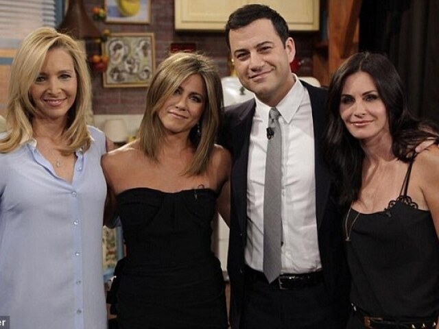 Jimmy Kimmel s herečkami zo seriálu Priatelia - zľava: Lida Kudrow, Jennifer Aniston a Courteney Cox. 