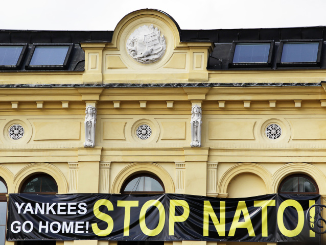 BBSK, Banská Bystrica, Banskobystrický samosprávny kraj, nápis, banner, Yankees go home, Stop NATO, SNP