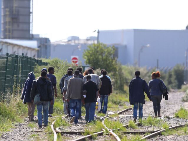 migranti, utečenci, imigranti, emigranti, Calais, Francúzsko, Afrika,