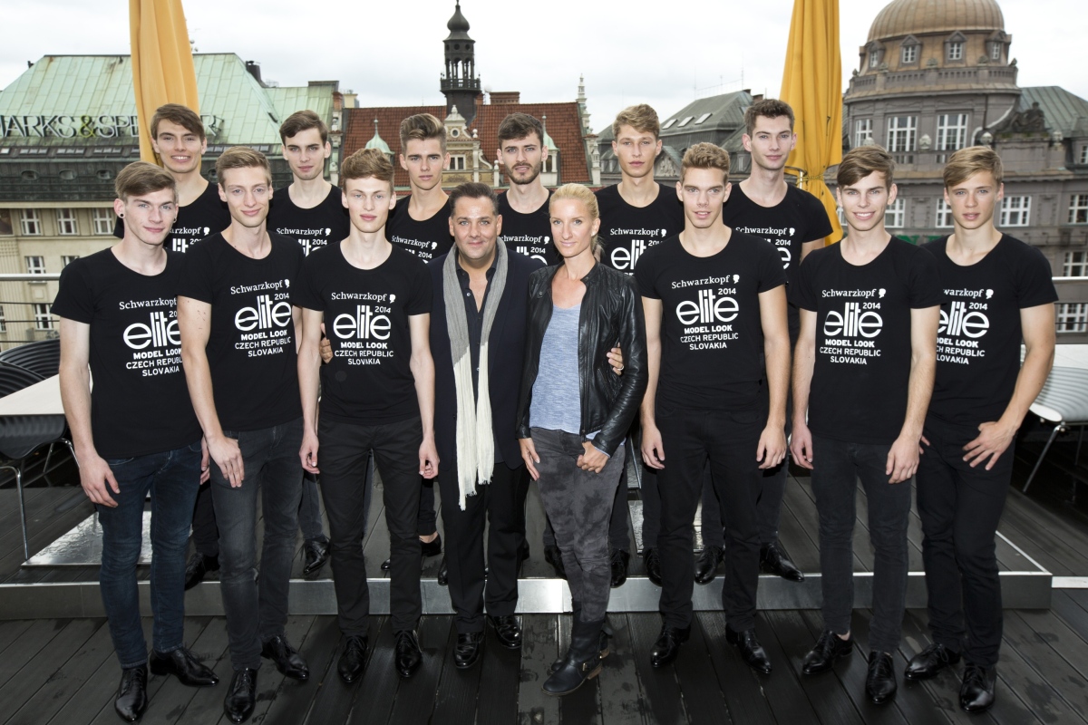 Slovenská moderátorka Adela Banášová v spoločnosti finalistov súťaže Schwarzkopf Elite Model Look 2014. 