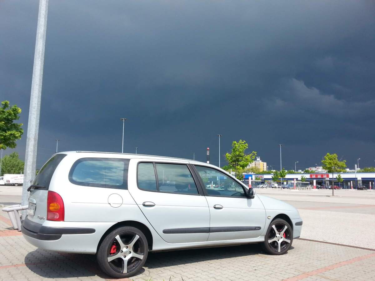 auto a búrkova obloha