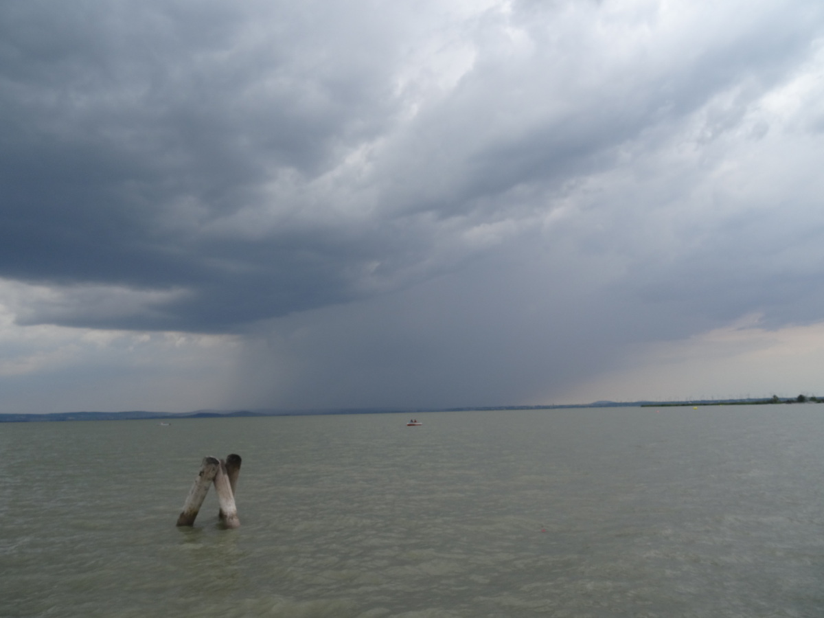 vzdialená búrka nad morom