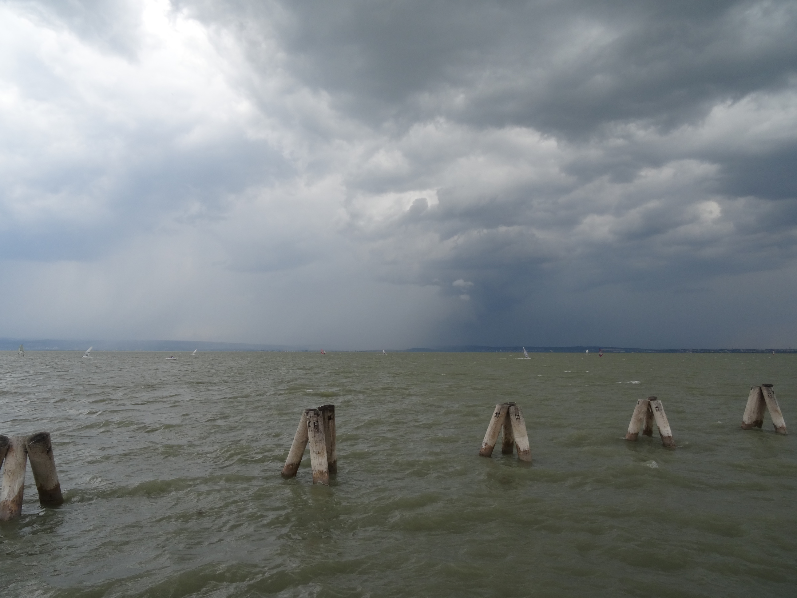 Búrka vznikajúca nad morom.