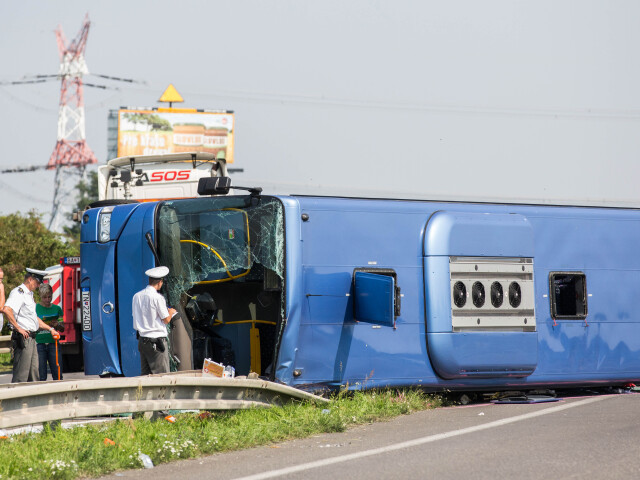 rozbitý havarovaný autobus