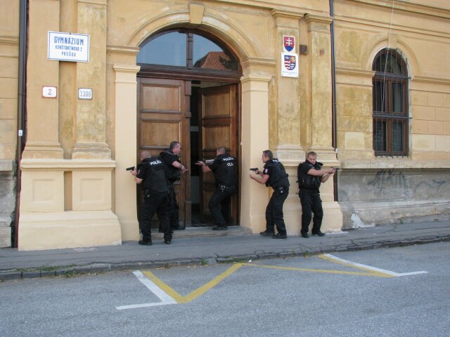 zásah policajtov v gymnáyiu