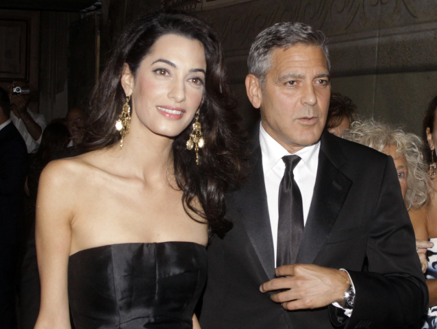 Herec, režisér a producent George Clooney a jeho snúbenica Amal Alamuddin.