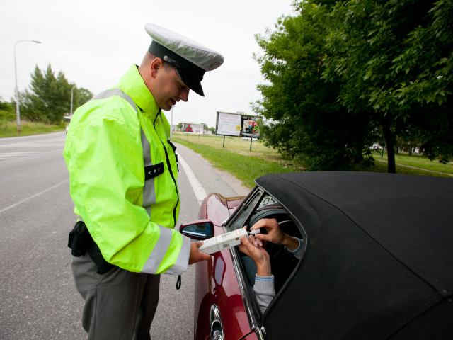 polícia, radar, meranie rýchlosti, alkohol, tester