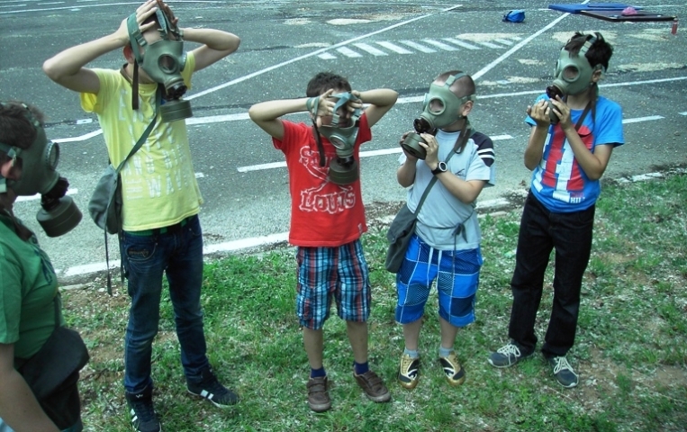 plynové masky, deti, vojna, Senica, záchranári