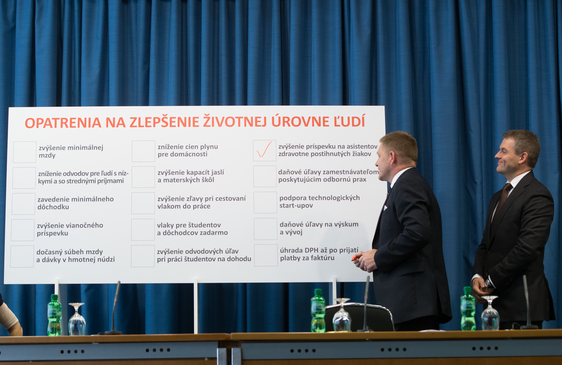 Robert Fico (vľavo) s Petrom Pellegrinim počas tlačovej konferencie.