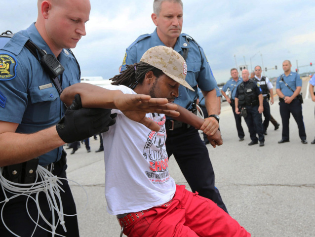 St. Louis, Ferguson, demonštrácie, protest, polícia, policajti