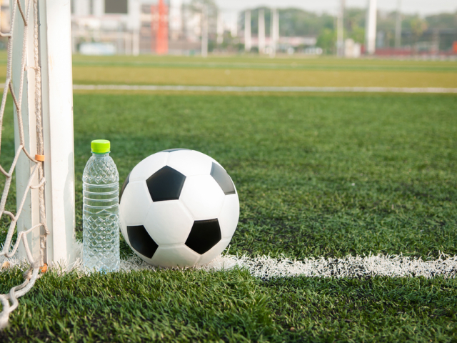 futbalová lopta, futbalová bránka, fľaša, futbalové ihrisko