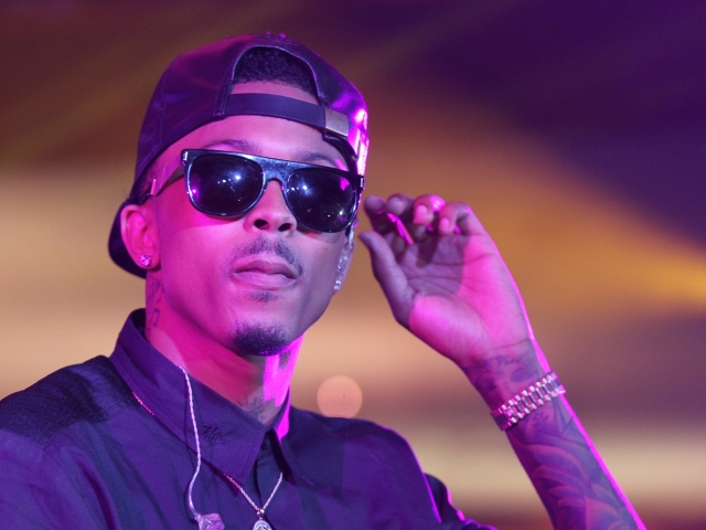 Spevák August Alsina.