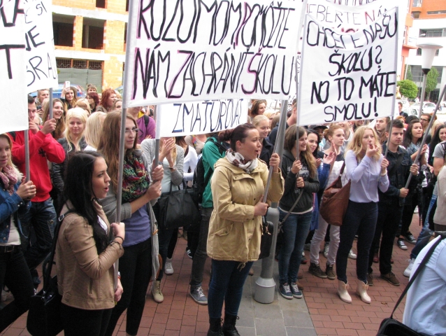 štrajk, protest, študenti, Trenčín, žiaci, učitelia, škola, zrušenie