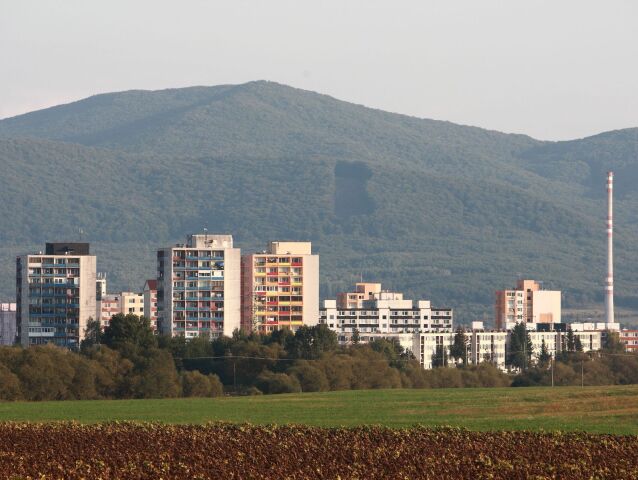 Žiar nad Hronom, bytovky, mesto, domy, diaľnica