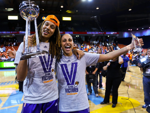 wnba, pheonix, diana tarasiová, brittney grinerová, trofej, basketbal