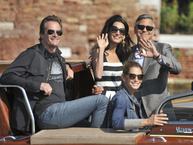 Italy Clooney George Clooney (vpravo) v objatí so svojou vyvolenou - právničkou Amal Alamuddin