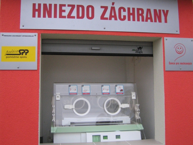 Hniezdo záchrany, novorodenci, nemocnica, adopcia