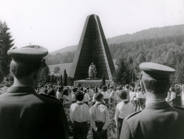 Dukla, Pamätník Československej armády, socha