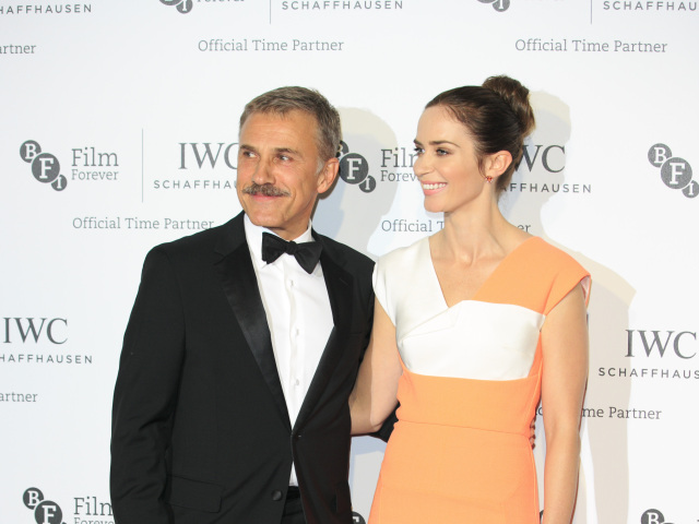Herečka Emily Blunt a jej kolega Christoph Waltz pózujú fotografom. 
