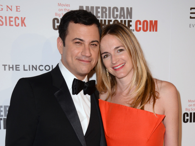 Moderátor Jimmy Kimmel a jeho životná partnerka Molly McNearney.