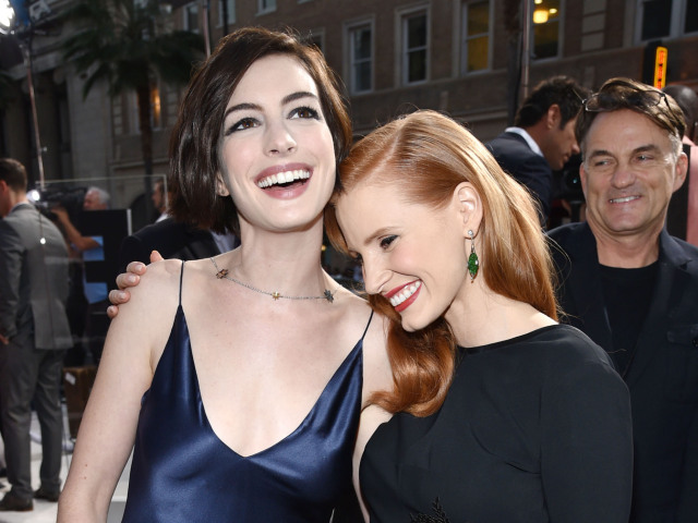 Kolegyne Anne Hathaway (vľavo) a Jessica Chastain.