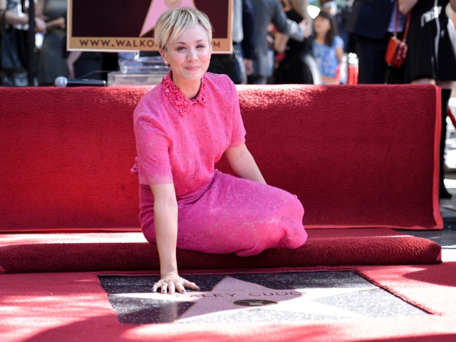 Herečka Kaley Cuoco.