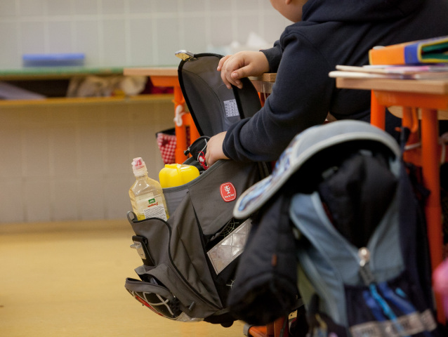 skola, škola, školstvo, učiteľ, žiak, aktovka, trieda, žiaci, jedlo, desiata