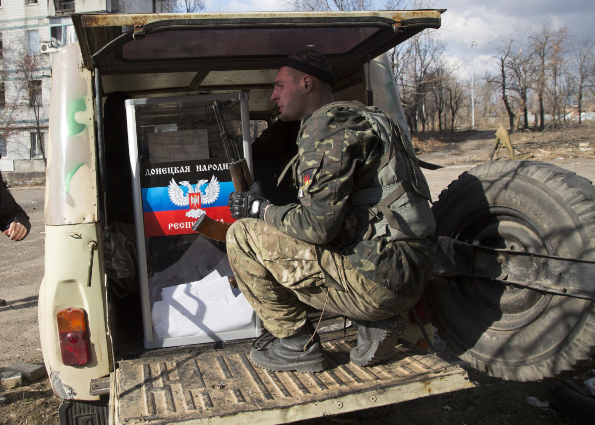 Ukrajina, voľby, Donbas, Doneck, Luhansk, vojaci, urny, proruskí separatisti