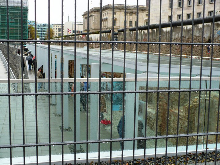 212 metrov múru je v pamätníku Topographie des Terrors.