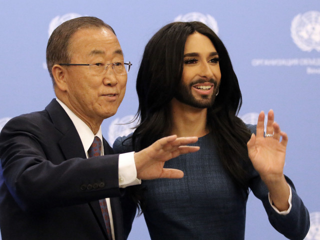 Generálny tajomník OSN Pan Ki-mun a rakúska speváčka Conchita Wurst.