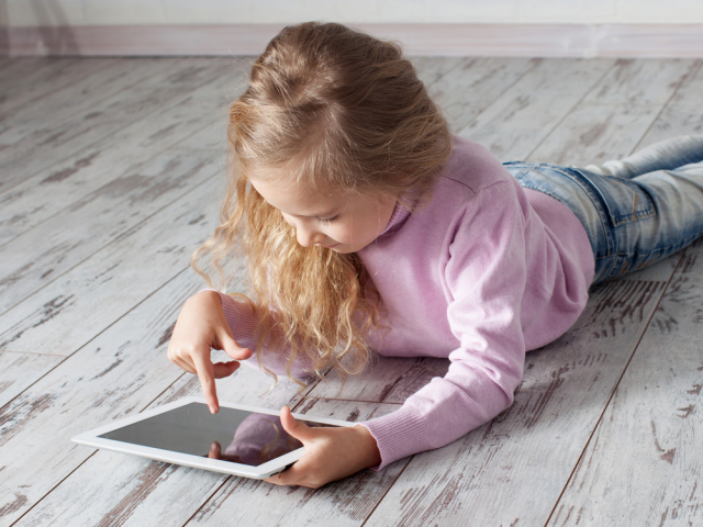 tablet, dieťa, facebook