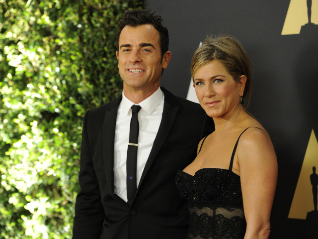 Herec Justin Theroux a jeho snúbenica Jennifer Aniston.