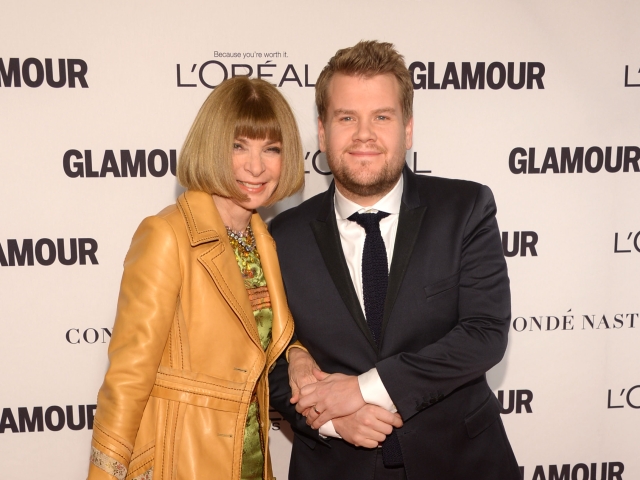 Šéfredaktorka magazínu Vogue Anna Wintour a moderátor James Corden.