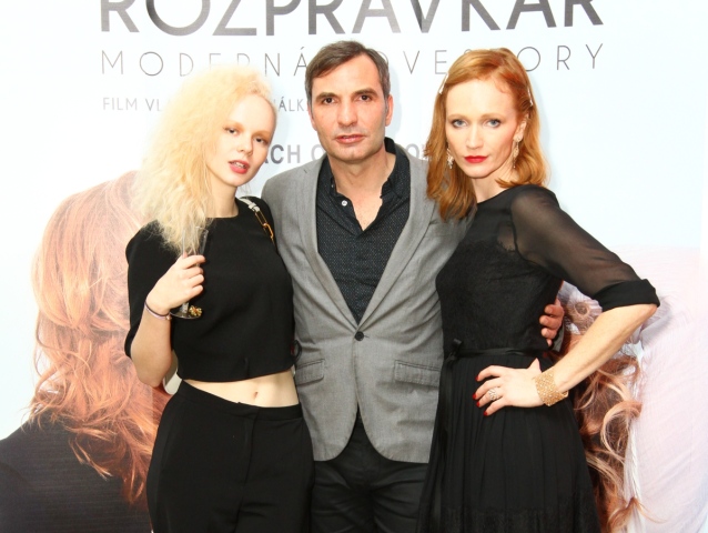 Jiří Macháček a jeho kolegyne - Anna Linhartová (vľavo) a Anna Geislerová