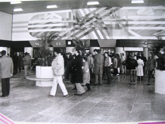 Cestujúci si obzerajú nové priestory stanice 17. novembra 1989.